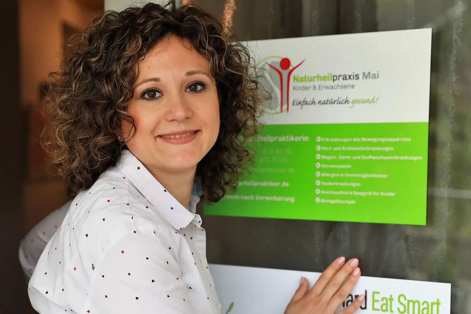 Carina Mai empfängt an der Praxistür